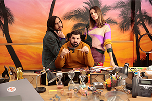 Le poster promotionnel de la série montre Benoît Génant, assis dans un polo orange à son bureau (lequel est un bordel couvert d'objets divers et variés n'ayant pas forcément grand'chose à voir avec le travail), regardant la camera d'un air confiant. Ses deux employées sont derrière son fauteuil, regardant également la camera. Le mure du fond est un faux coucher de soleil orangé avec des silhouettes de palmiers.