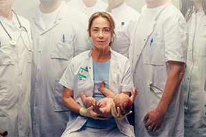 Le poster de la série montre la sage-femme Ella, assise dans son uniforme, tenant dans ses mains gantées, avec un léger sourire, un nouveau-né encore couvert de diverses substances. Derrière elle, cinq personnages en blouse blanches (probablement des hommes) se tiennent de façon plus rigide, et plongés dans un effet de brouillard ; on ne voit pas leurs visages.
